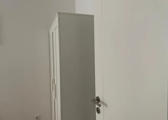 3 Bedroom Long-term With Free Parking *