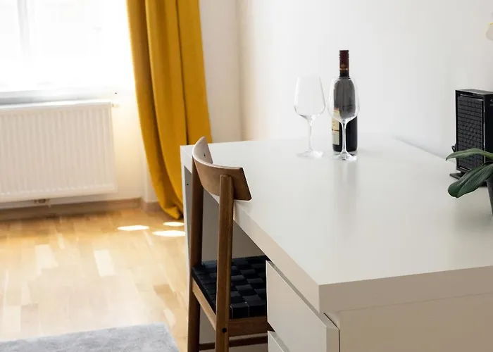 3 Bedroom Long-term With Free Parking *